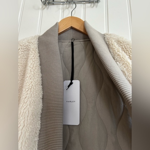 Varley Covey Reversible Quilt Gilet VEST
NWT
Size medium - Picture 3 of 14